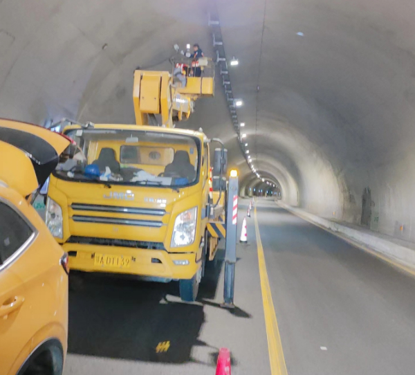 22米升降车高速隧道更换照明灯施工现场
